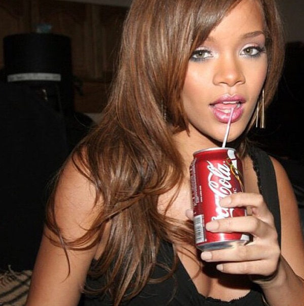 Rihanna denies taking cocaine at Coachella
