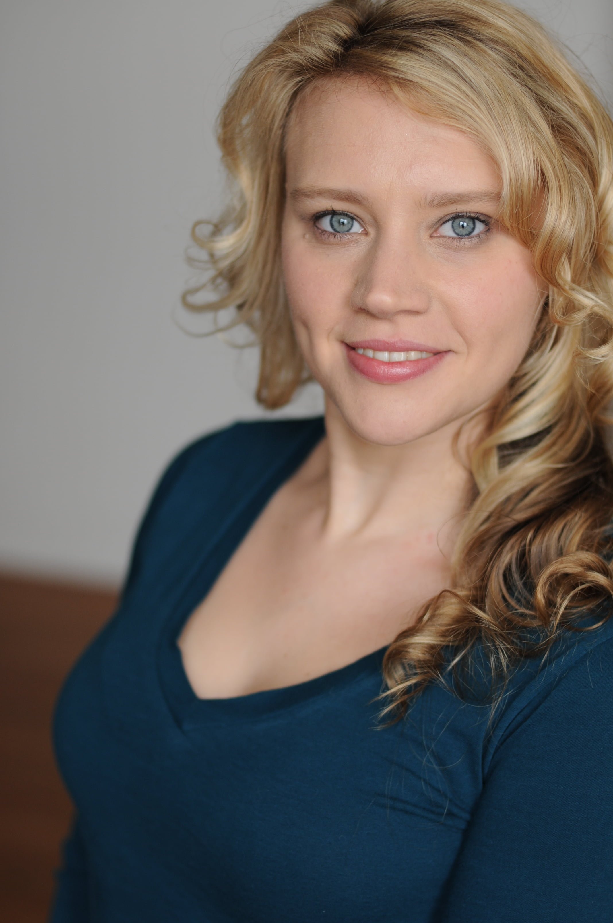 Kate McKinnon - the hot, beautiful, cute, actress, comedian, with German, Scottish, roots in 2017