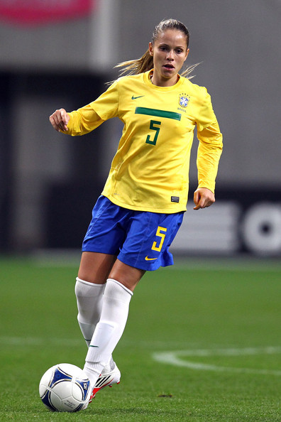 Laisa Andrioli - la jugadora de fútbol la celebridad caliente, sexy, de la ascendencia Brasileña en 2023